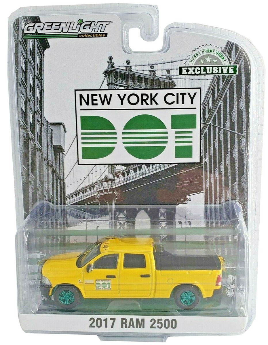 ミニカー Green light Pickup/ Truck Set GREENLIGHT 1:64 2017 YELLOW RAM 2500 PICKUP TRUCK NEW YORK CITY