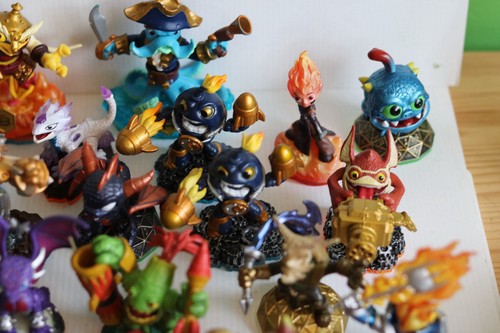 Skylanders Pacchetto Figurine Miste Joblot Con Borsa Portaoggetti - Foto 4 di 20