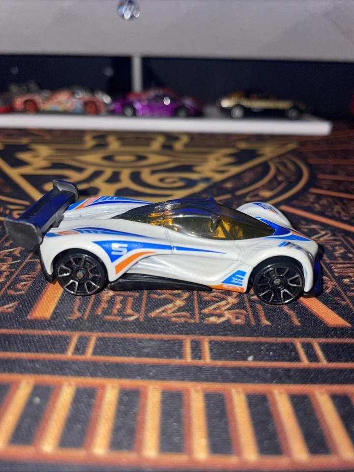 风火轮 2012 年比以往更快 #6/10 马自达 Furai 白色 — 第 2/4 张图片