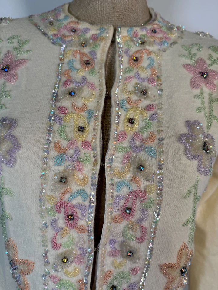 Cárdigan Suéter Vintage Años 50 Marfil Lujoso Cachemira Forrado a Mano Con Cuentas Talla S Foto 3 de 4