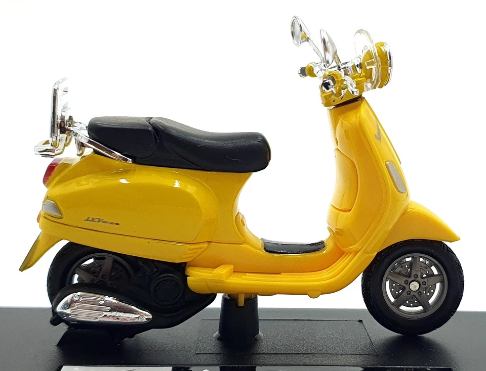 Maisto 1/18 Scale 39540 - 2013 Vespa LXV Moped - Yellow - Image 3 of 4
