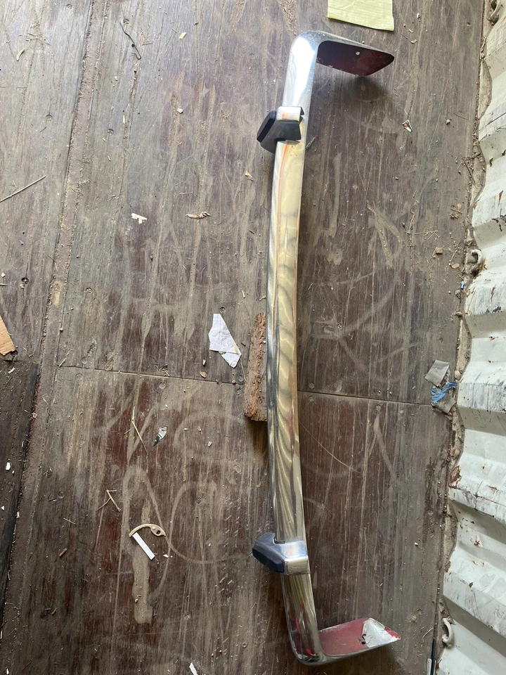 Parachoques delantero con soportes Consul Capri; buen estado Foto 2 de 4