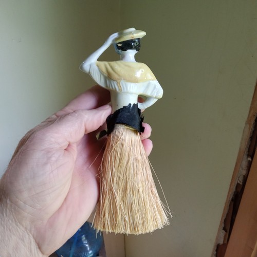 ANTIQIUE 1920s PORCELAIN HALF DOLL WHISK BROOM WOMAN WITH YELLOW SHAWL & HAT - Picture 4 of 6