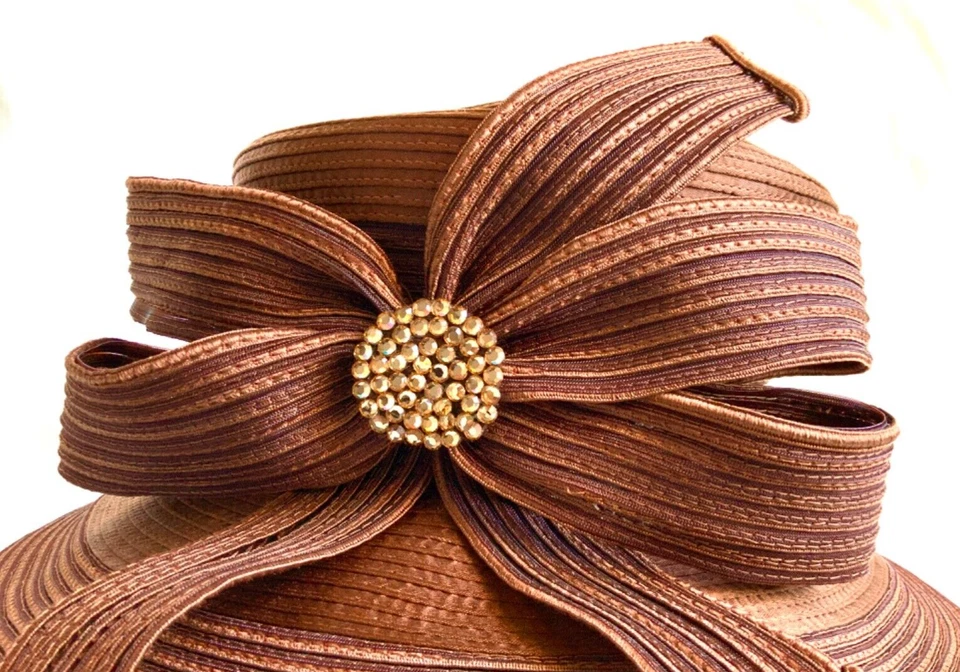 Chapéu derby marrom Shelly McDowell igreja casamento com laço e strass amarelo - Imagem 2 de 4