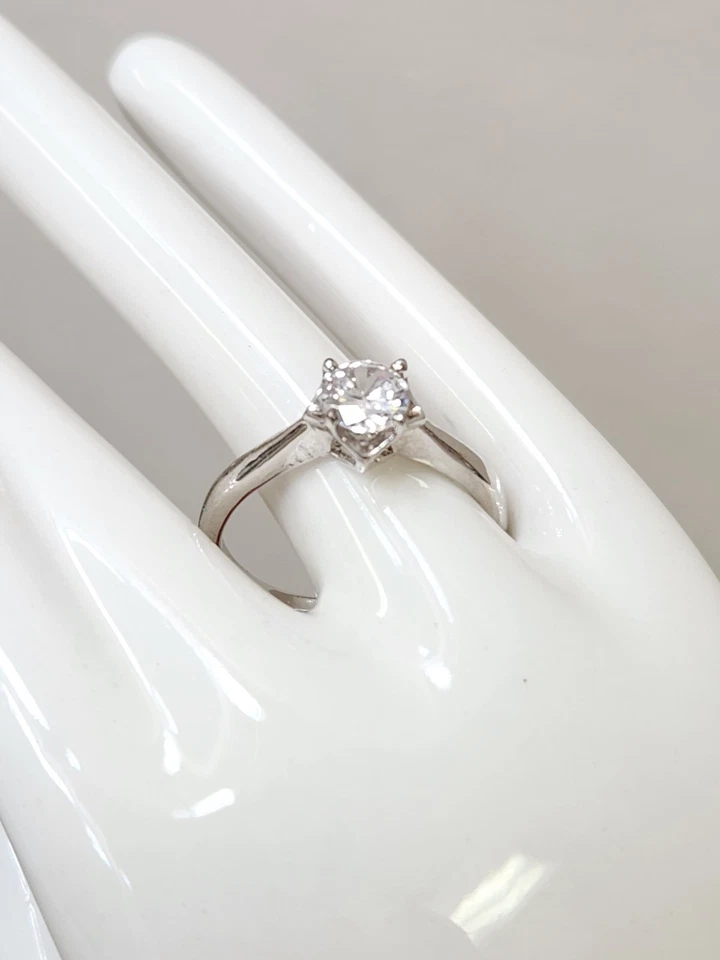 Anillo de compromiso solitario de circonita cúbica de 1 quilate HGE de oro blanco de 18 quilates para dama Foto 2 de 4