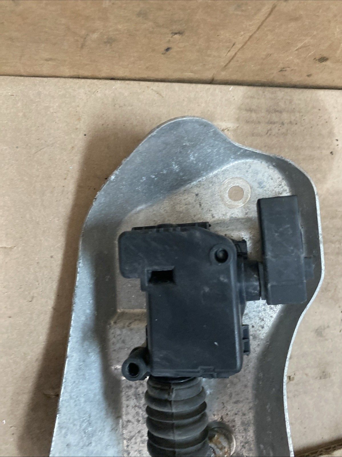 2014 2015 Audi R8 V8 Rear Glass Engine Cover Latch Actuator Line Oem 2625