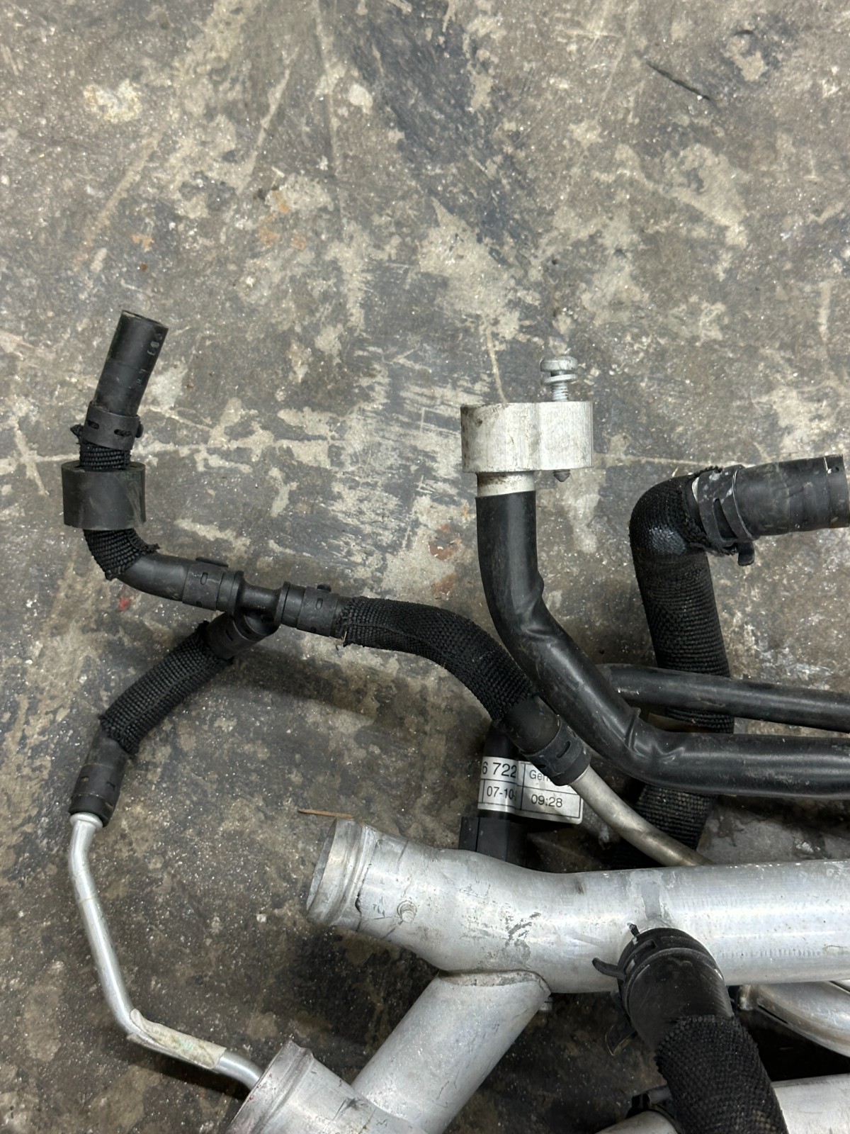 2021 AUDI R8 OEM UNDERBODY CENTER COOLANT PIPE LINE HOSE TUBE 4S0 819 270 D