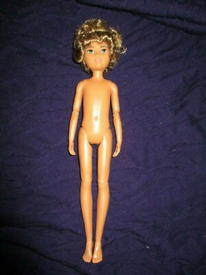 Barbie Type Puppe Creatable World Collection GGG56 blonde lockige Haare NUR PUPPE DOLL
