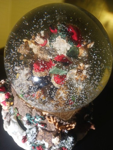 Globo de agua musical Kirkland Signature Santa con base giratoria criaturas del bosque - Imagen 8 de 11