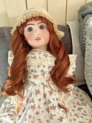 antique twin doll in good condition and with a presentation dress 