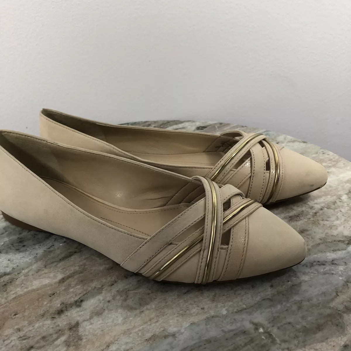 Gianni Bini Tan Beige Ballet Flats Women s Sz 7.5 Pointy Leather Career Gold K