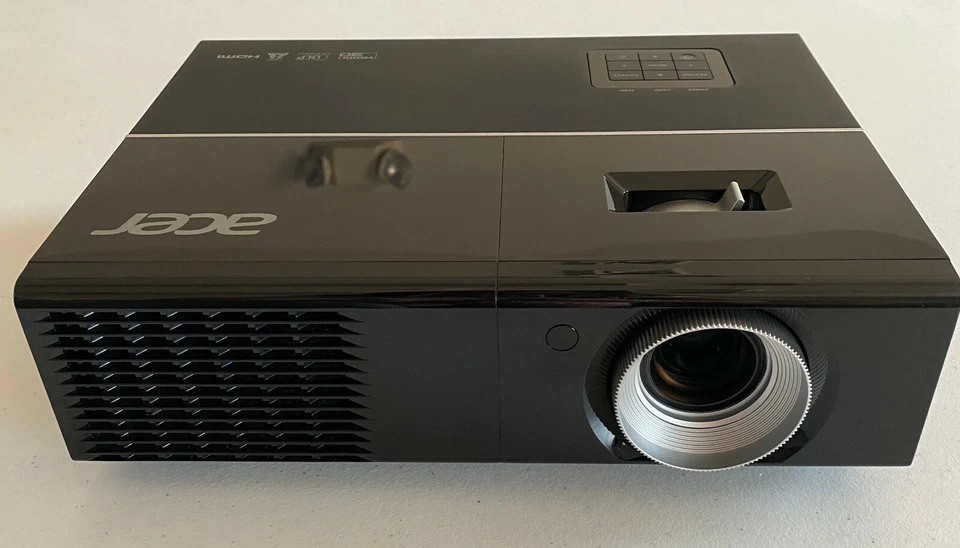 Acer P1273 3000 lumen HDMI/ VGA projector w/ remote and case - Image 4 of 4