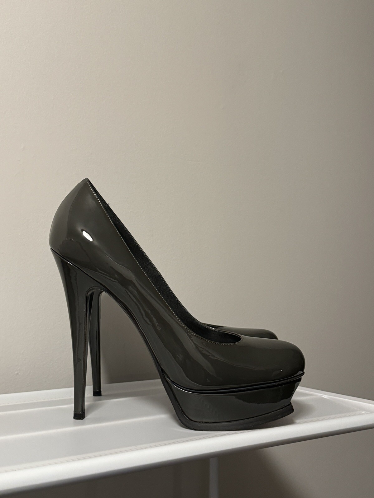 Scarpa a pompa Yves Saint Laurent Tribute in pelle con plateau aperto YSL grigio vernice 40