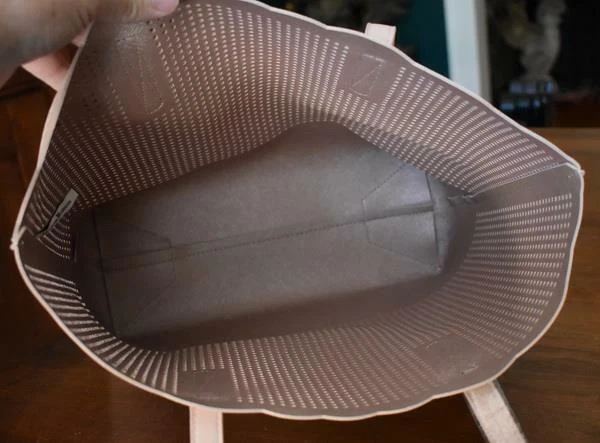 BOLSO DE MANO EXCLUSIVO DE NEIMAN MARCUS ROSA RUBOR NUNCA USADO IMITACIÓN CUERO PERFORADO Foto 2 de 4