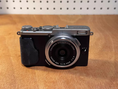 Fujifilm X70 16.3MP X-Trans CMOS II APS-C sensor Digital Camera English Language