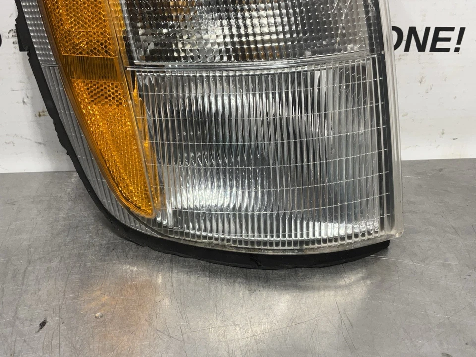 Isuzu Trooper 1998-2002 3,5 L 4x4 luz de señalización de giro delantera derecha OEM Foto 3 de 4