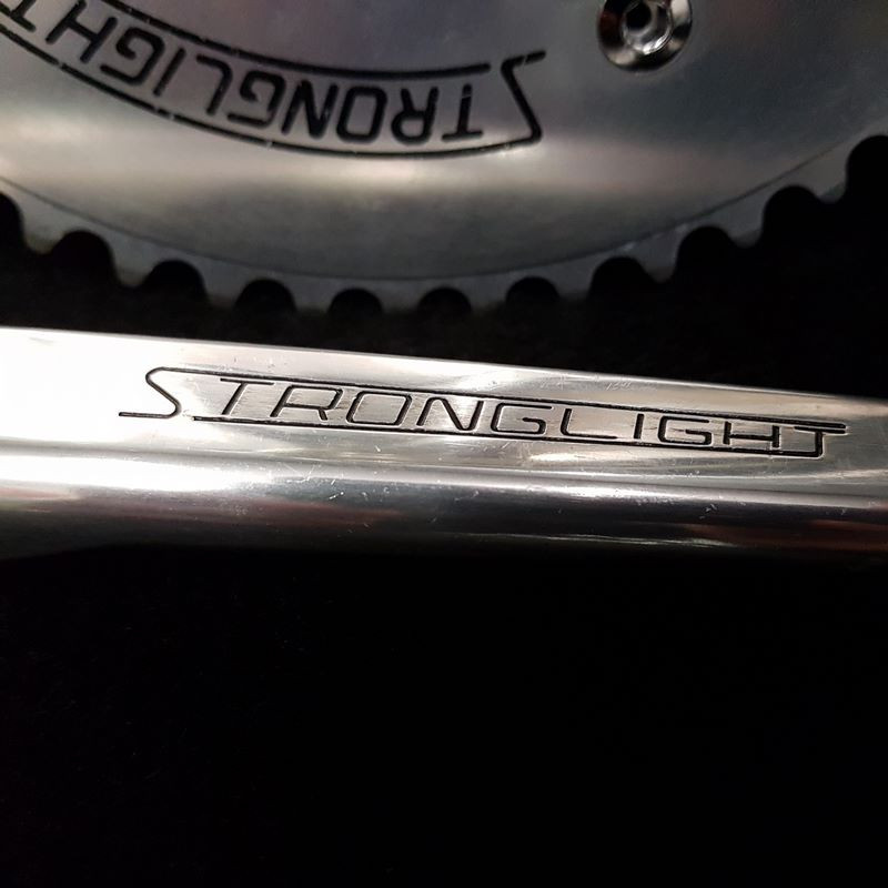 Pédalier et boîtier Stronglight Plateau route diam 144 exter 46dts noir