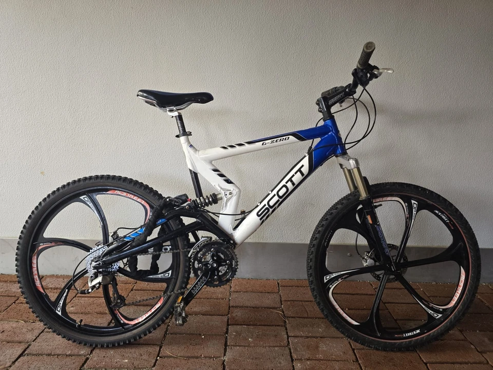 Scott G-Zero Chris King Steuersatz, Race Face Kurbel, XT Schaltung Stern Felgen