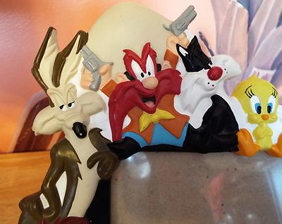 Vntg. Looney Tunes Picture Frame Bugs Bunny Tweety Taz Daffy Duck