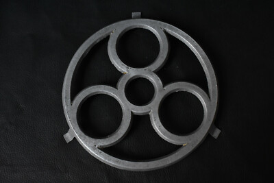 Dessous de plat rond en métal argenté gravé | Ma Cabane Vintage