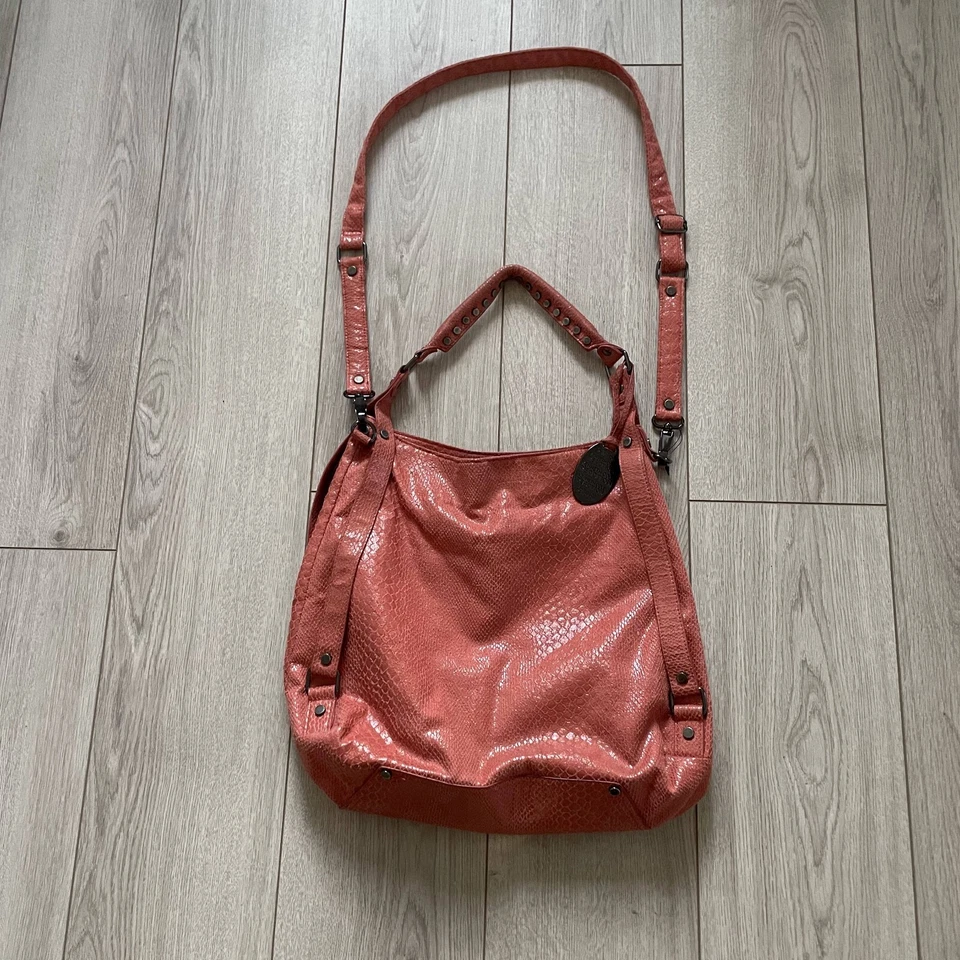 Bolso Bandolera Kenneth Cole Reaction Cuero Sintético Serpiente Repujado Tachonado Naranja  Foto 2 de 4