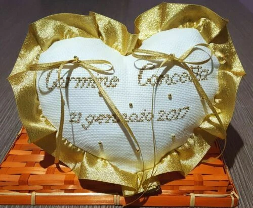 Cuscini portafedi e cestini di oro per il matrimonio