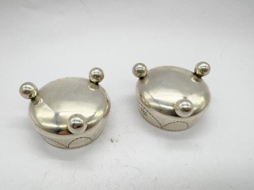 ANTIQUE / VINTAGE PAIR OF SILVERPLATE FOOTED SALTS CELLARS MUSTARD POTS TABLE - Picture 5 of 9