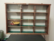 VITRINE 12 FÄCHER HOLZ mit PERSPEX FRONT 51 X 35 X 7 cm sehr guter Zustand