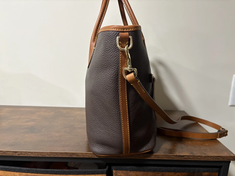 Bolso de Mano Dooney Bourke Dos Asas con Dijes Poco Uso. ¡Prístino! T’moro marrón Foto 4 de 4