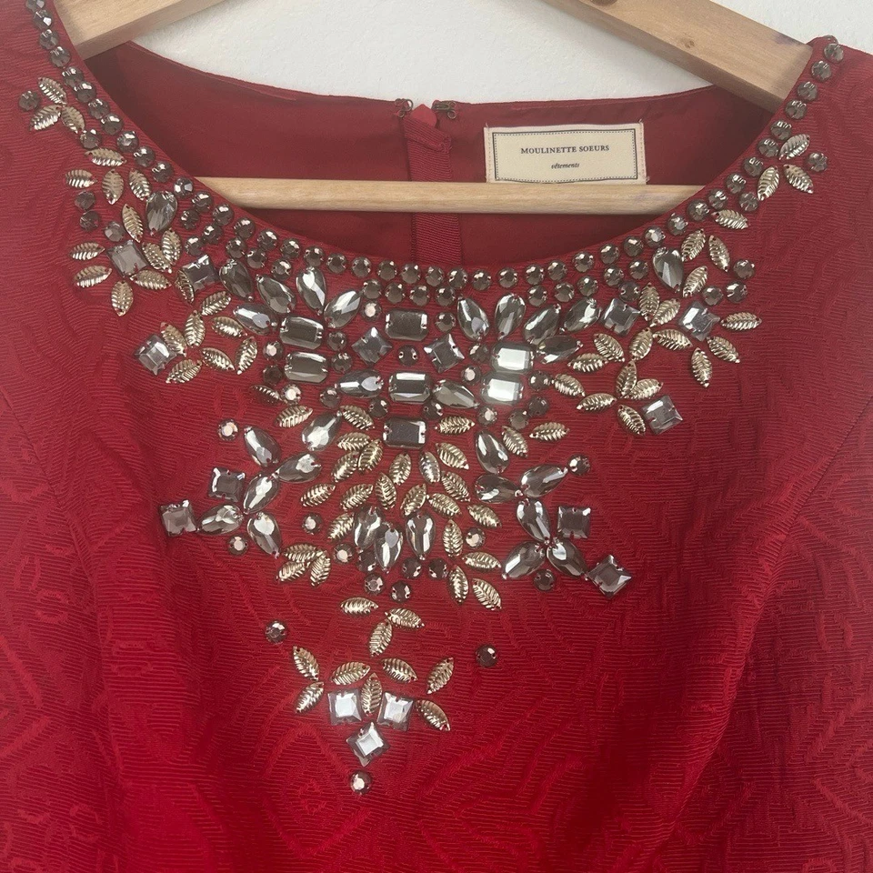 Vestido Moulinette Soeurs vermelho sem mangas bainha frisada brocado vibrante tom de joia - Imagem 2 de 4