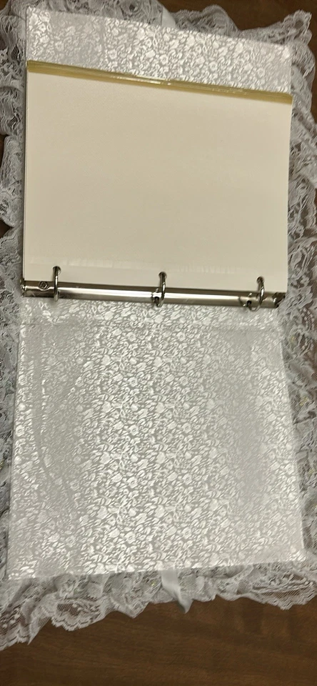 Elegante álbum de fotos de boda vintage de encaje con marco de corazón y flores de satén Foto 4 de 4