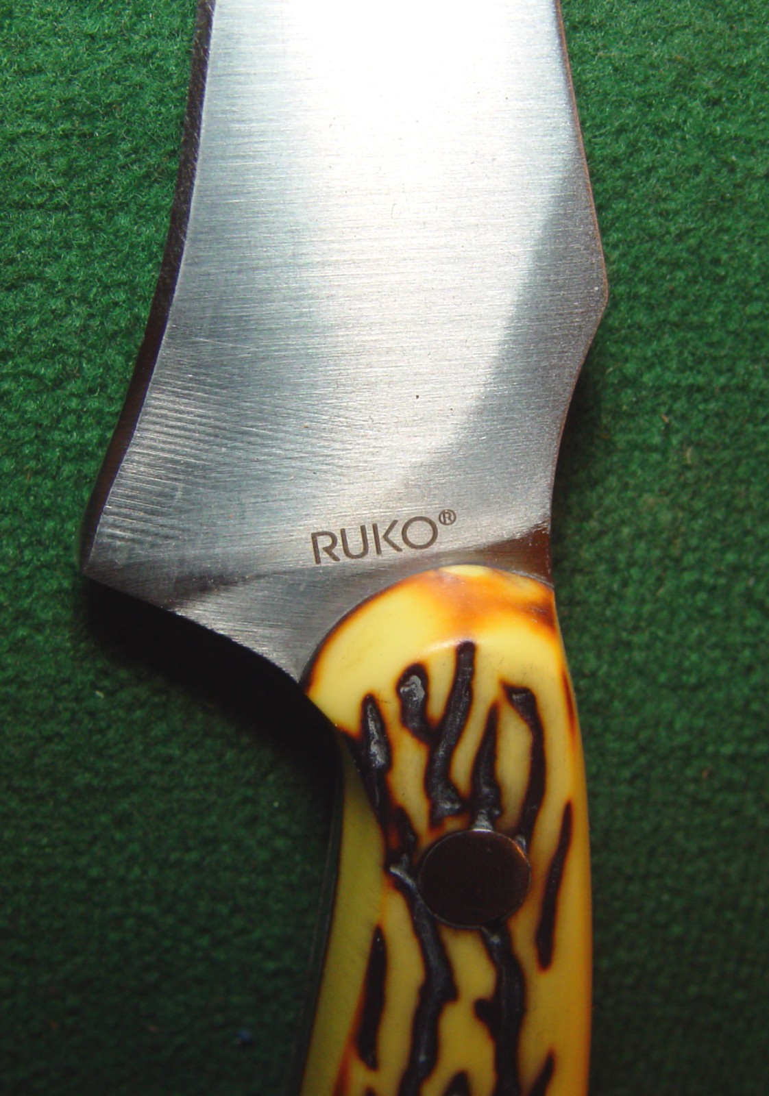 RUKO "Sharp Finger" Faux Antler Hilt 7" Hunting and Skinning Knife with Sheath