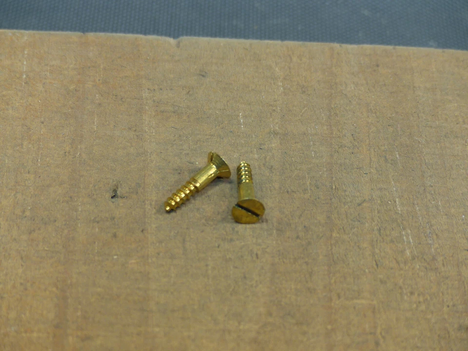 Lot de vis à bois laiton tete fraisée ancien stock quincaillerie 4x20  50 pièces - Photo 2/4