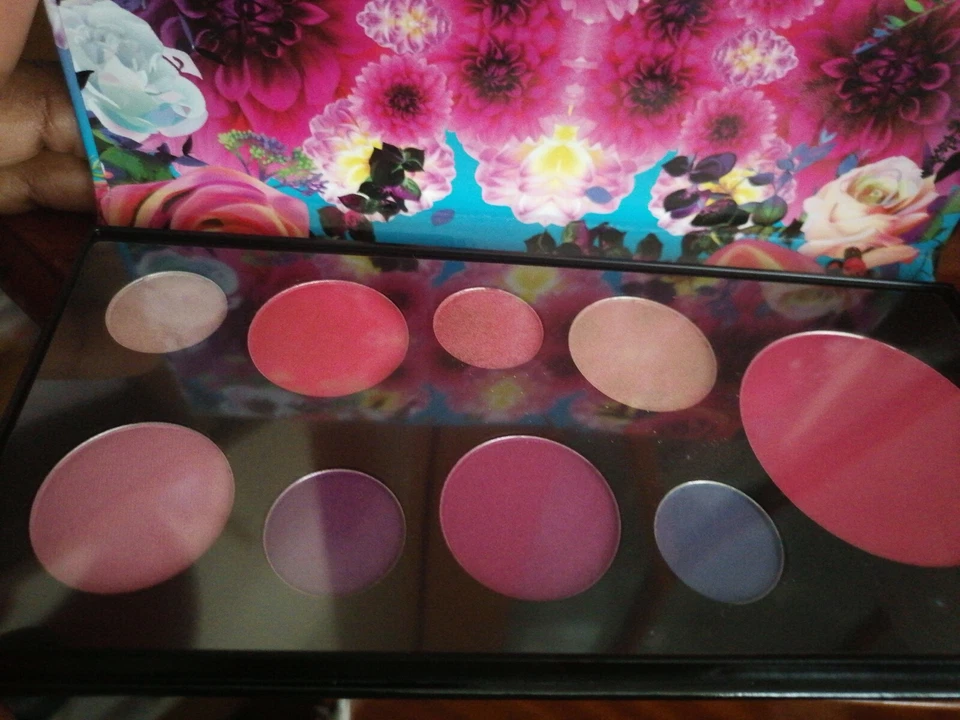 Avon Mark Limited Edition Full Bloom Eye and Cheek Palette New FAST DESPATCH - Image 4 of 4