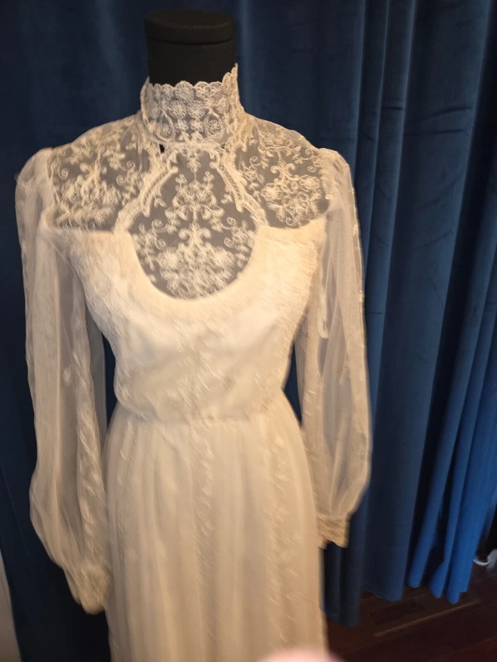 伊丽莎白·泰勒 （Elizabeth Taylor） 拥有并穿着的老年蕾丝连衣裙，来自她的朋友 Sydney Guilaroff — 第 2/4 张图片