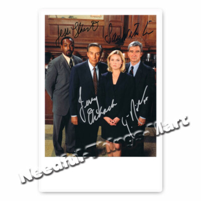 Law And Order -  4 fach signierte  Autogrammfotokarte 
