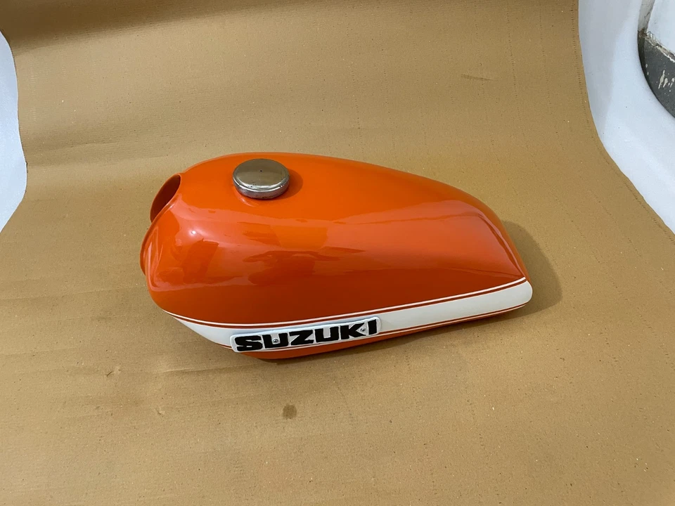 Tanque de gasolina de acero pintado Suzuki TS250 TS 250 1971-76 + tapa + insignia + llave Foto 3 de 4