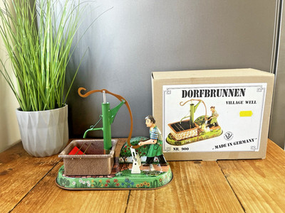 VINTAGE 1999 JW WAGNER BRUNN VILLAGE WELL PUMP GERMAN TINPLATE TIN TOY KEY & BOX