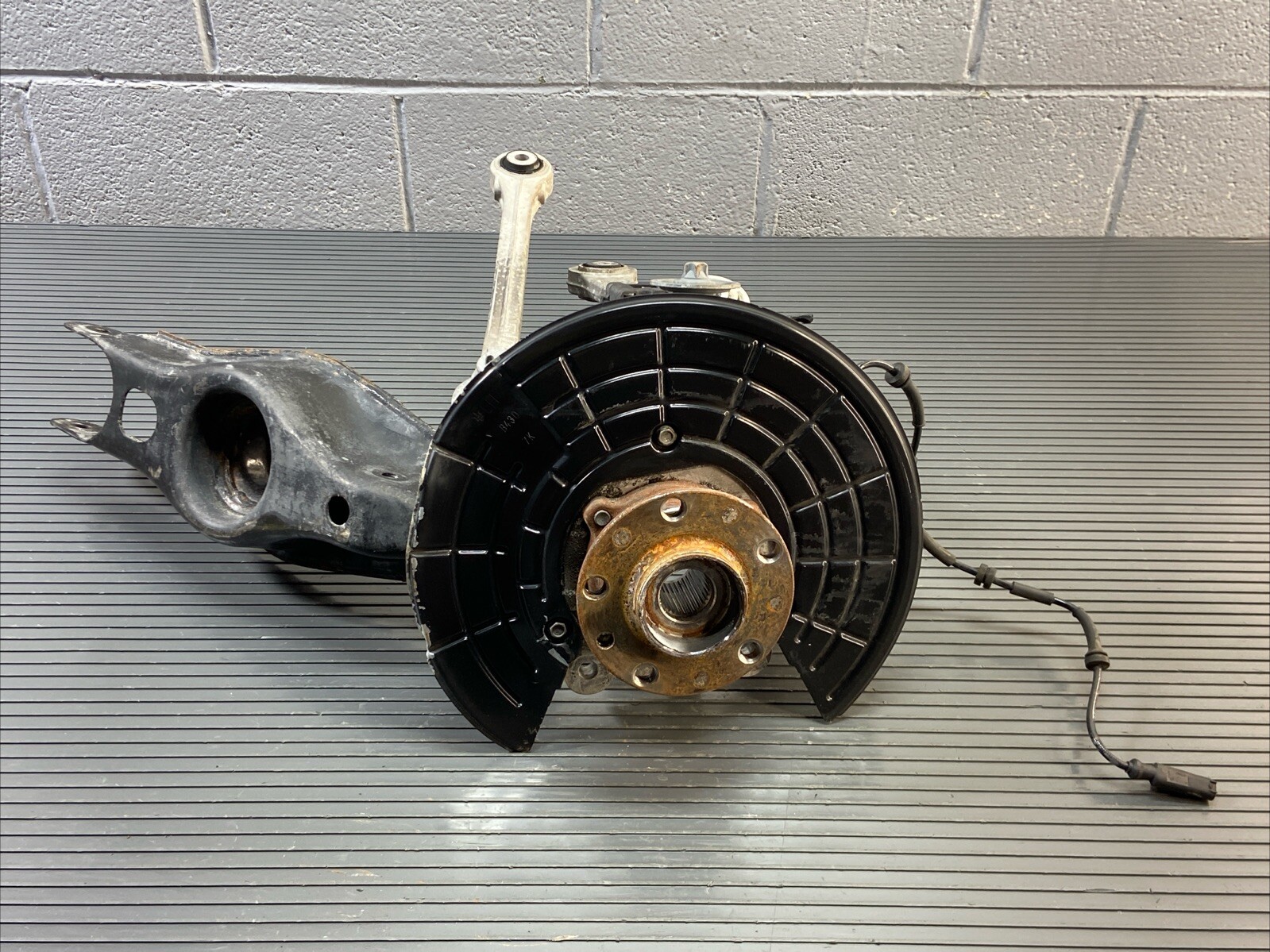 2017-2023 Maserati Ghibli M157 RWD Rear Left Spindle Knuckle OEM 57k Mile