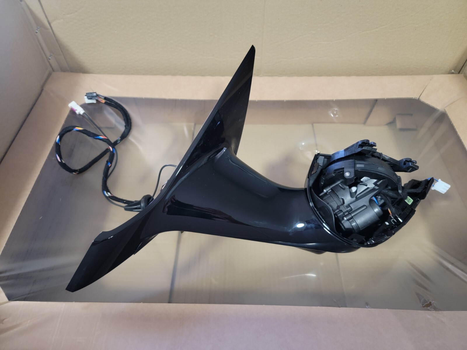 ASTON MARTIN DB12 DRIVER LEFT SIDE MIRROR OEM AM0200310001