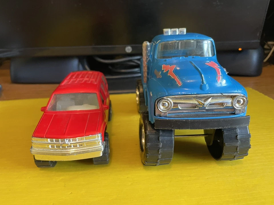 TOOTSIETOY DIECAST REPLICA TOYS USED 1/24 56 FORD PU. 1/32 96 CHEVY TAHOE RARE - Image 3 of 4