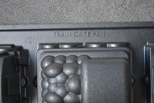 Train Cake Pan by Nordic Ware Cast Aluminum Muffin Cakelets Jello Mold - Picture 4 of 12