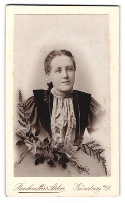 Fotografie Rauchmiller´s Atelier, Günzburg a. D., Porträt einer Frau mit Blumen 