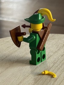 LEGO Castle Forestman Cas123a Minifigure With Yellow Feather Shield - 6103