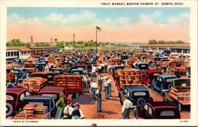 St Joseph MI Fruit Market Benton Harbor Trucks Crates 1935 Linen postcard IQ16
