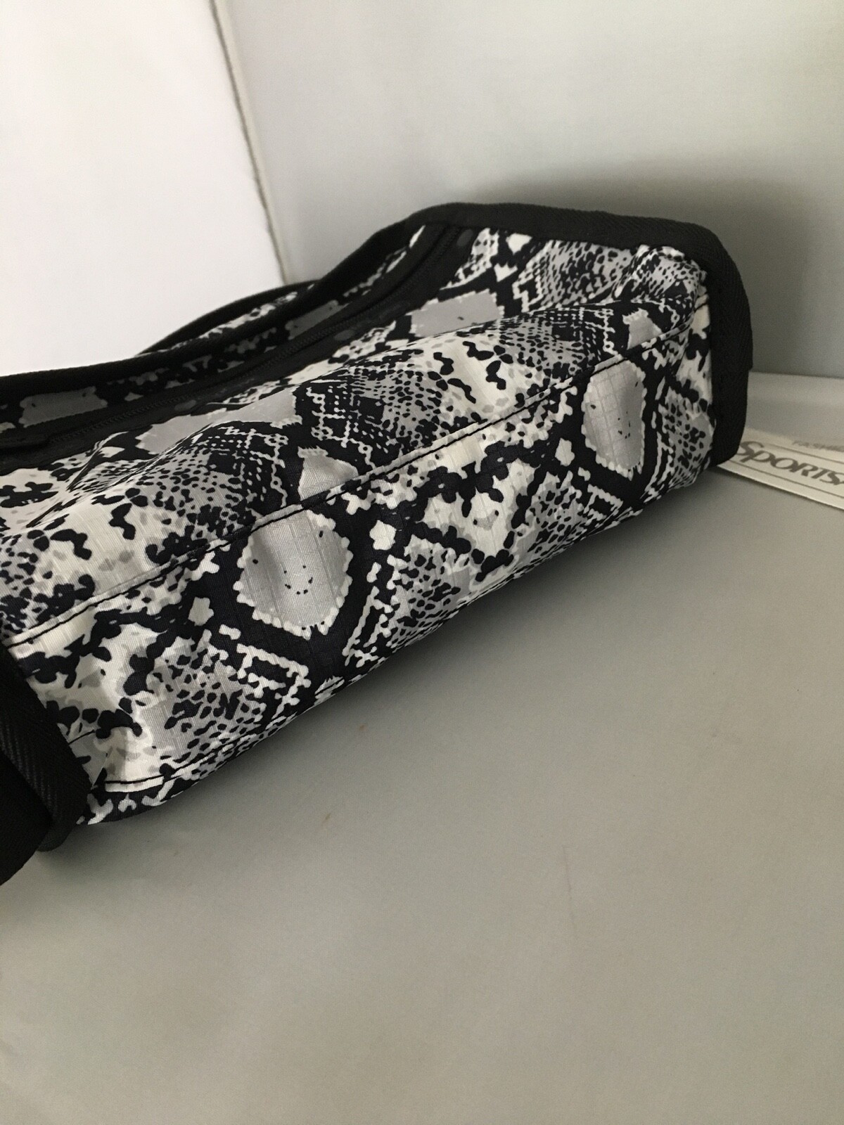 sold out LeSportsac Gabrielle между Востоком и Западом