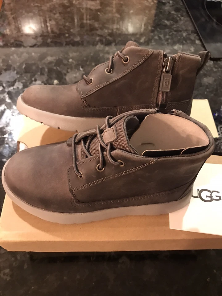 Botas UGG Canoa Cuero IMPERMEABLES Niño Pequeño (1105181T) Carbón Talla 10 Nuevas en Caja Foto 4 de 4