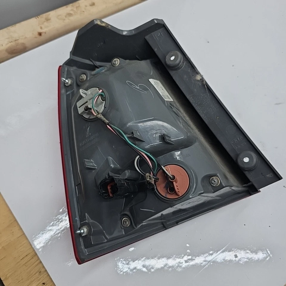 2011 2012 2013 Kia Sorento Right Halogen OEM Tail Light Lamp 92402-1U000 - Image 2 of 3