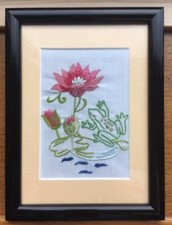 Tableau Broderie dans cadre - Décoration - Hand made - sous verre grenouille