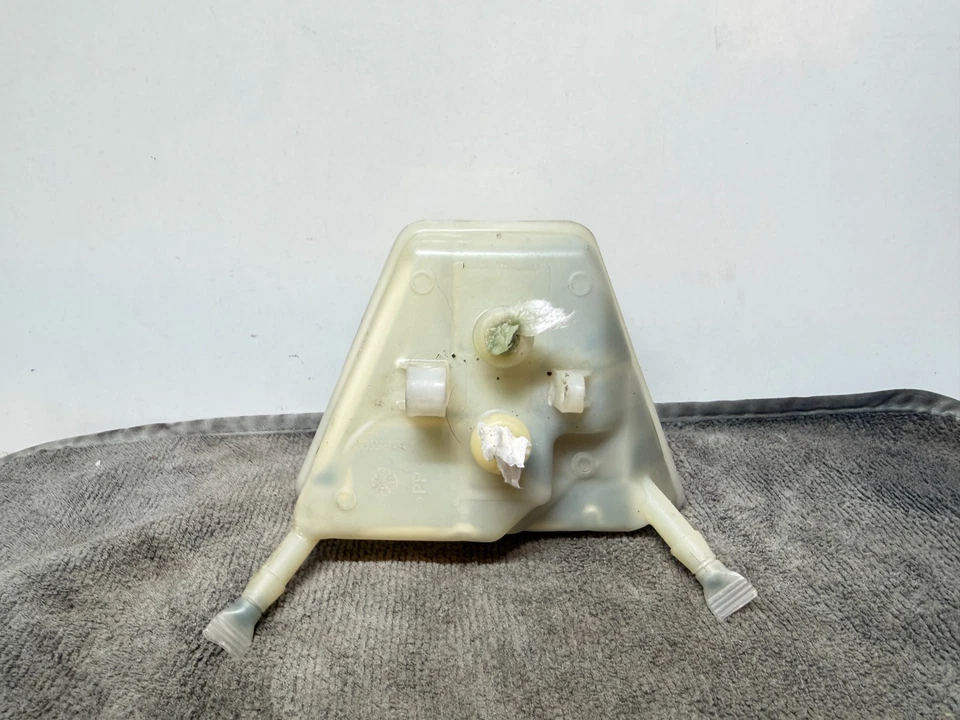 2001-07 Mercedes W203 C-Class Brake Fluid Reservoir OEM A2034300002 - Image 3 of 4